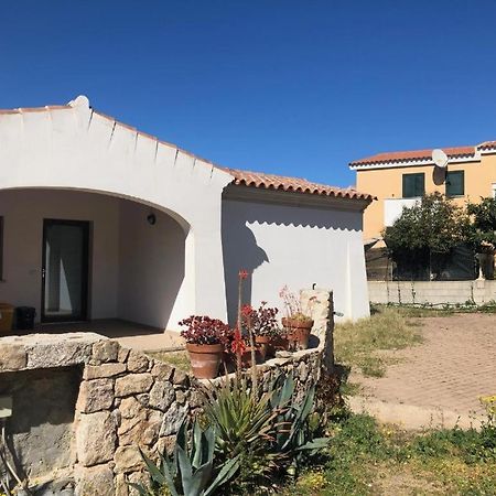 Trilocale con cortile Apartment Budoni Exterior foto